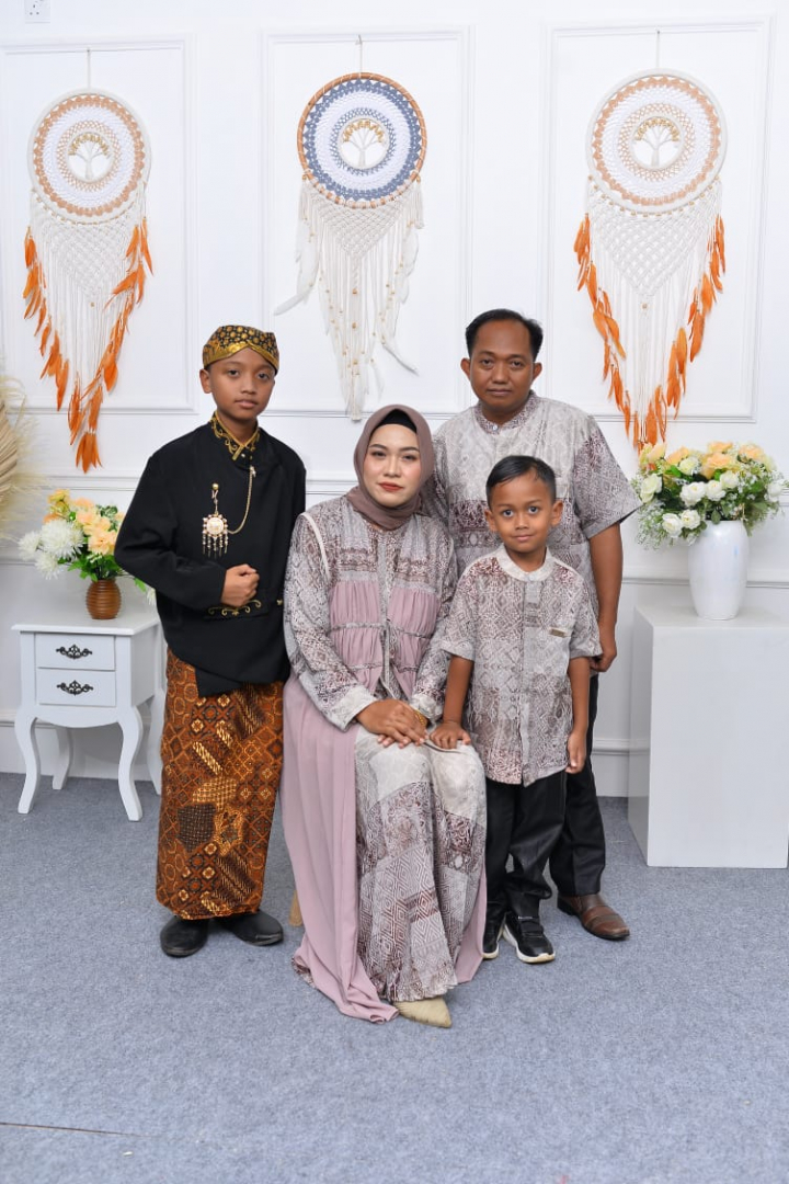https://ezzafahrulmumin.khitanan.id/dirmember/00000001/gondes_r05/photo-1265-1265-l-202207030223.jpg