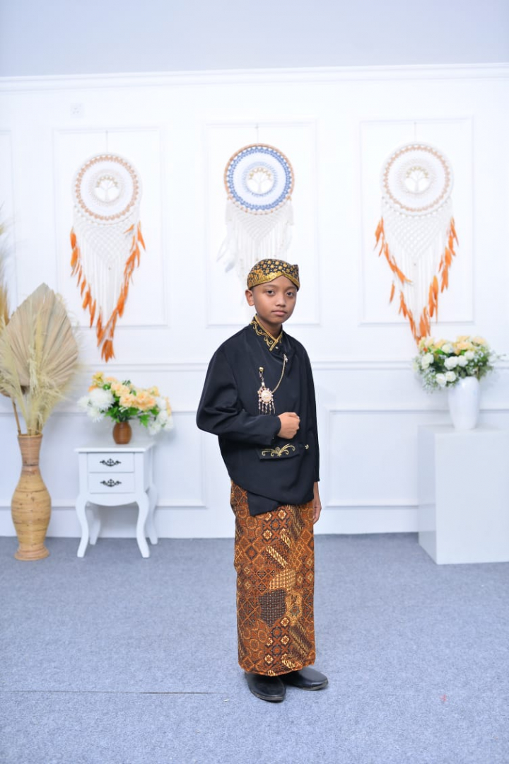 https://ezzafahrulmumin.khitanan.id/dirmember/00000001/gondes_r05/photo-1265-1270-l-202207030234.jpg